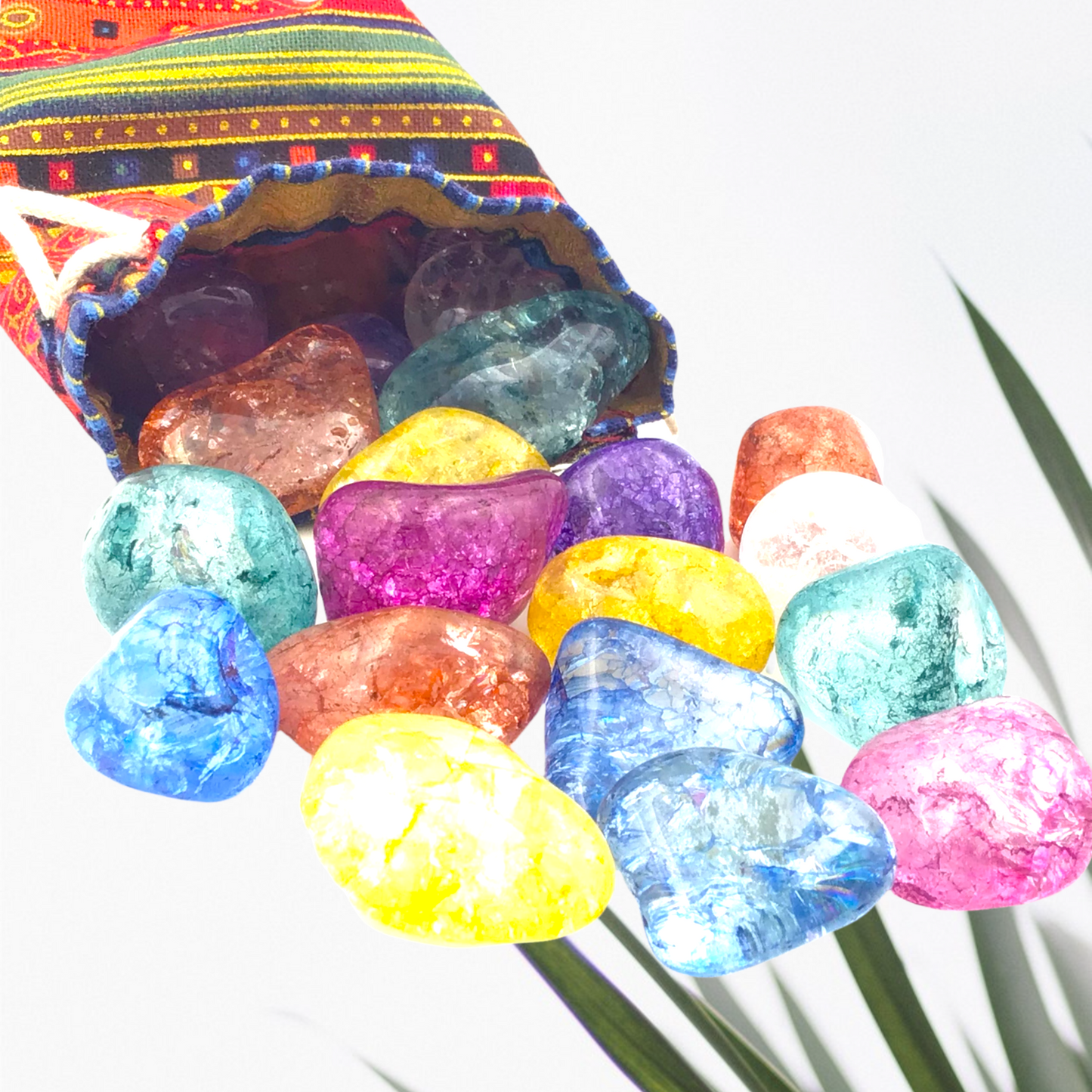 Magic Stones in buntem Stoffsäckchen | 20 Stück | geeister, gefärbter Bergkristall in 7 verschiedenen Farben | unglaubliches Farbenspiel