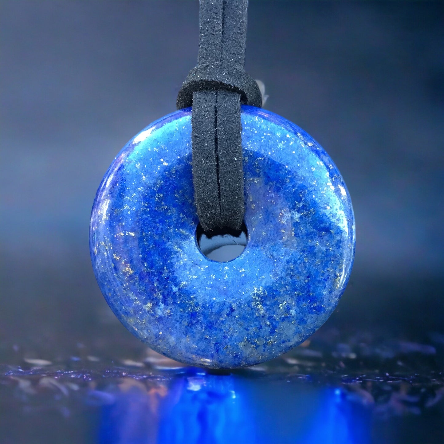 Premium Lapislazuli Edelstein-Donut optional als Kette mit versilberter oder vergoldeter Spirale und Wildlederband