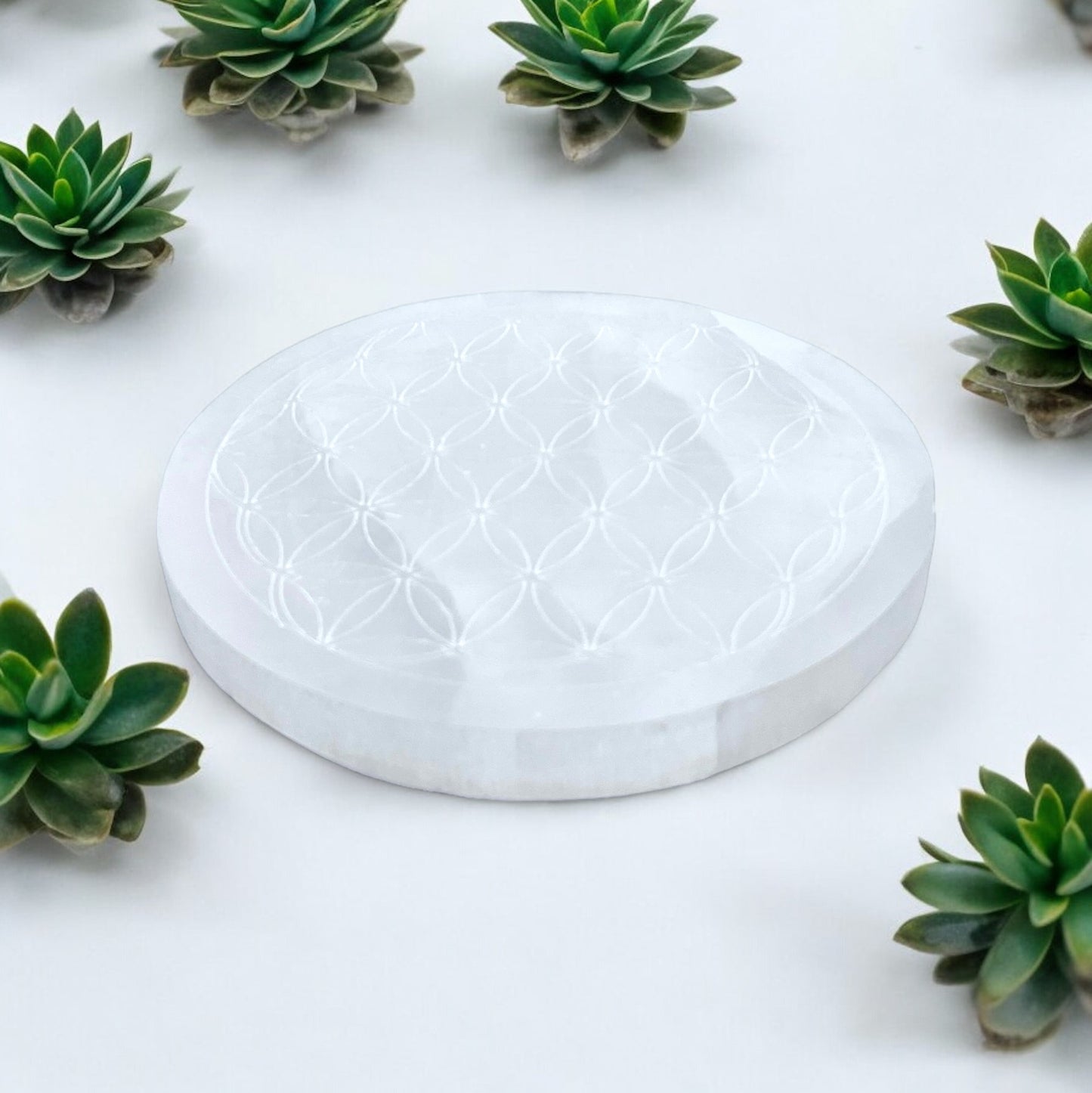 Echte Selenit Ladeplatte mit Gravur "Blume des Lebens" Ø 14,0 cm - schwere Ausführung 500 Gramm- mit kleinem Acrylständer