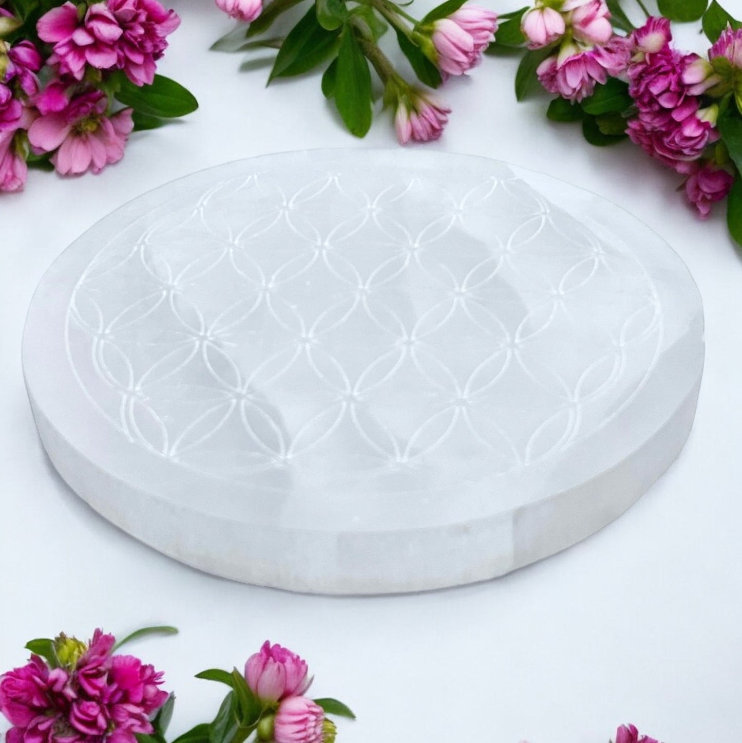 Echte Selenit Ladeplatte mit Gravur "Blume des Lebens" Ø 14,0 cm - schwere Ausführung 500 Gramm- mit kleinem Acrylständer
