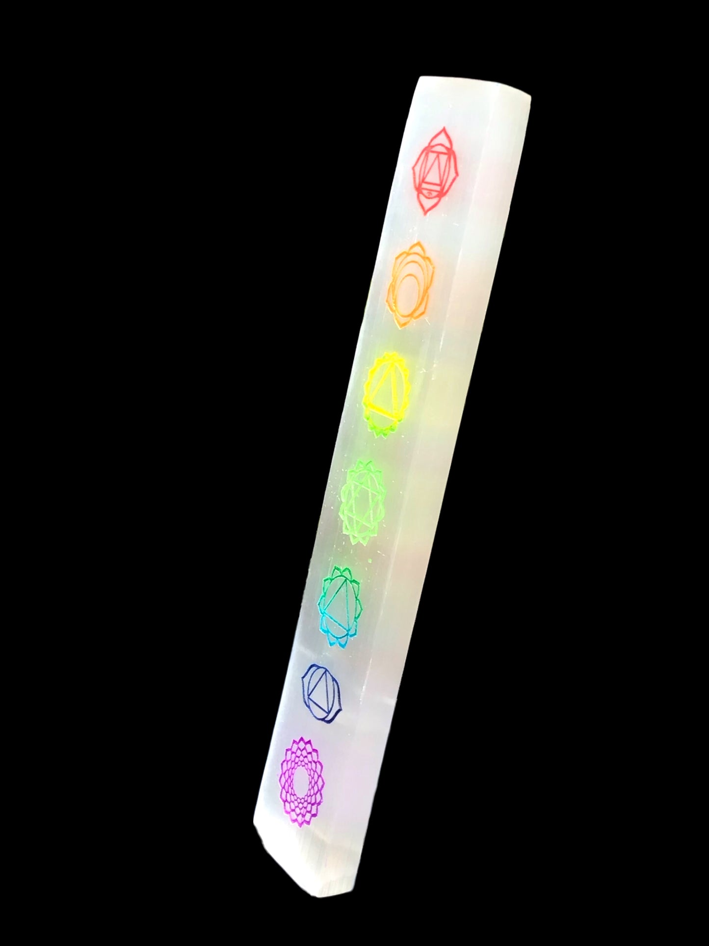 Steinfixx® Echte Selenit Ladeplatte | Lineal mit schönen gravierten bunten Chakra Symbolen | 20 cm | Ideal zum Aufladen Ihrer Edelsteine | Dekoration | incl. Acrylständer
