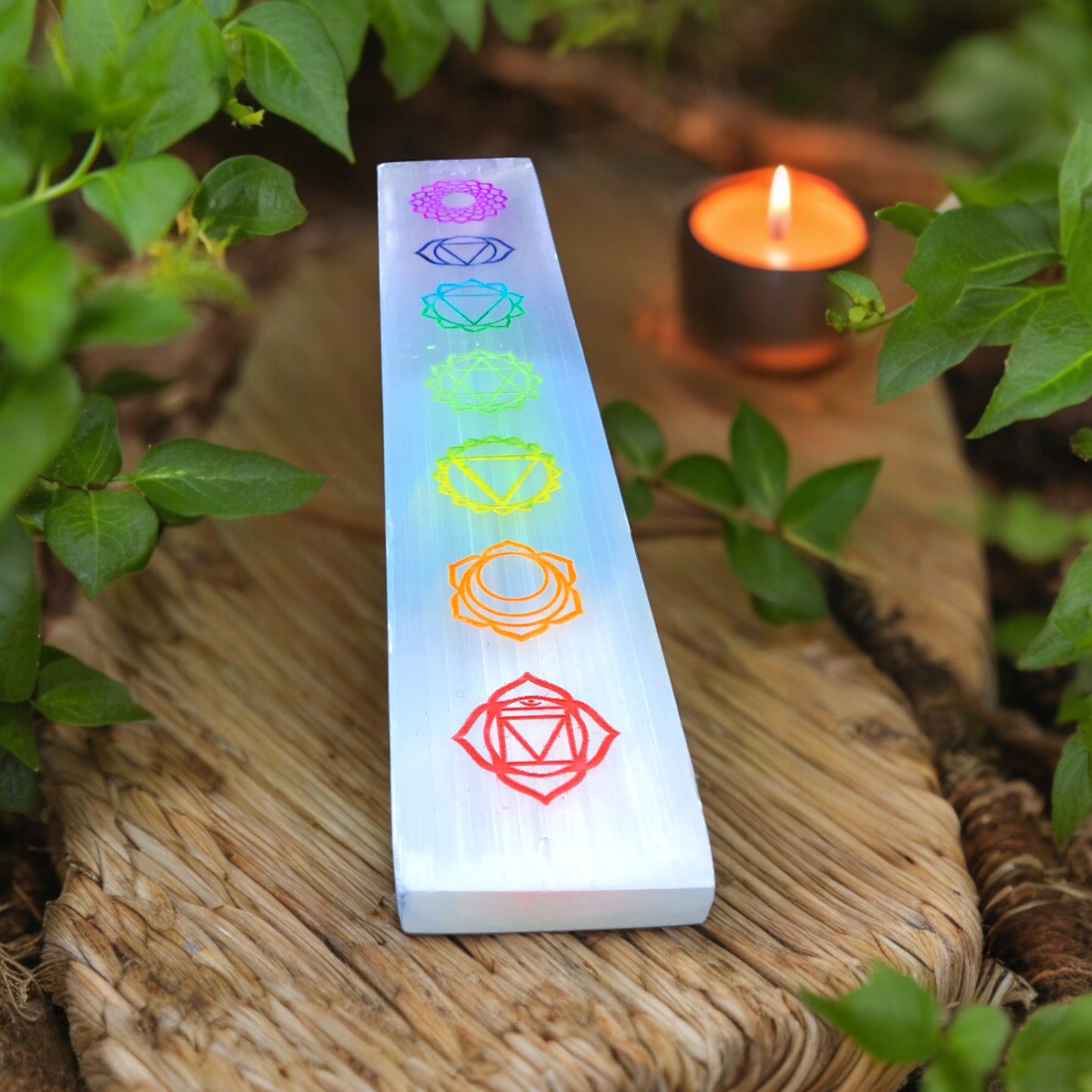 Steinfixx® Echte Selenit Ladeplatte | Lineal mit schönen gravierten bunten Chakra Symbolen | 20 cm | Ideal zum Aufladen Ihrer Edelsteine | Dekoration | incl. Acrylständer
