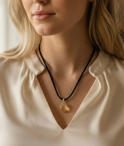 Echter Citrin Edelsteinanhänger mit 925 Silberöse I hochglanzpolierter Citrin Naturstein I Tropfenanhänger I AAA-Qualität I starker Heilstein I mit 80 cm Wildlederband und Geschenkbox I Brasilien