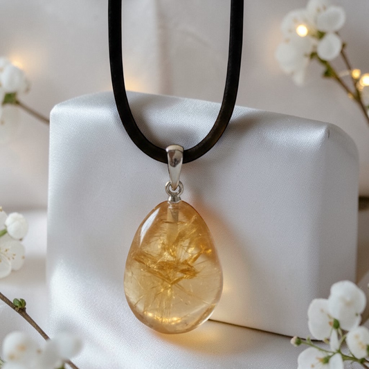 Echter Citrin Edelsteinanhänger mit 925 Silberöse I hochglanzpolierter Citrin Naturstein I Tropfenanhänger I AAA-Qualität I starker Heilstein I mit 80 cm Wildlederband und Geschenkbox I Brasilien