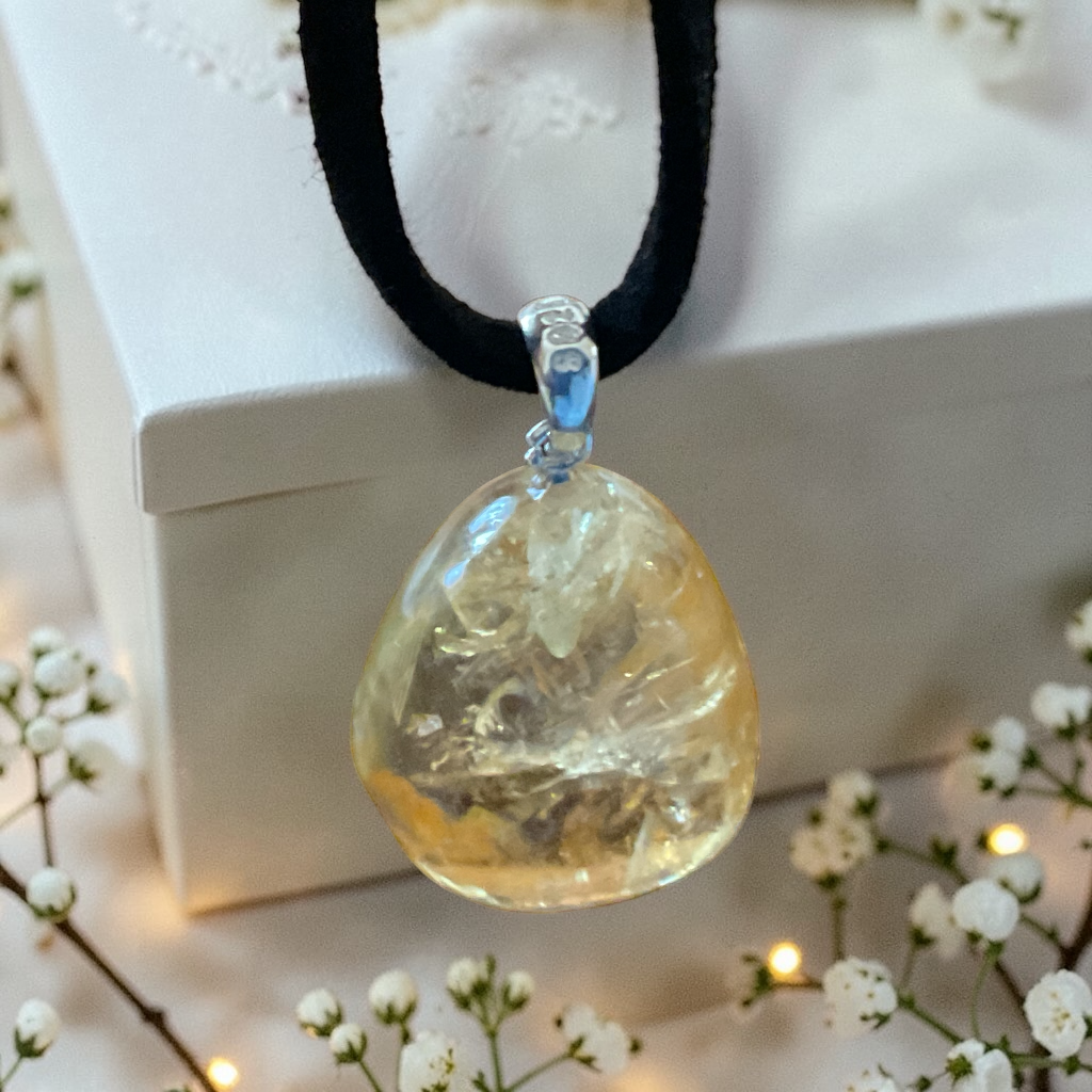 Echter Citrin Edelsteinanhänger mit 925 Silberöse I hochglanzpolierter Citrin Naturstein I Tropfenanhänger I AAA-Qualität I starker Heilstein I mit 80 cm Wildlederband und Geschenkbox I Brasilien