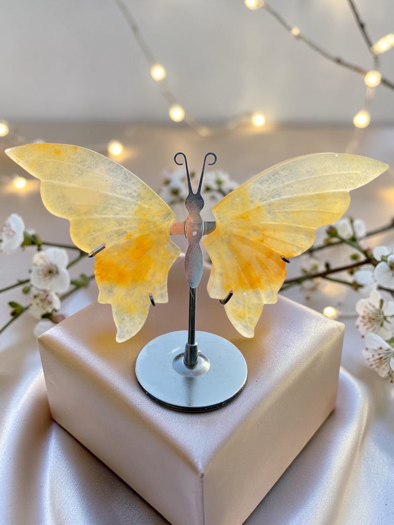 Limonitquarz Schmetterling mit Ständer – Edelstein Deko Figur 10x14 cm – handgefertigt & poliert – Naturstein aus Madagaskar – inkl. Geschenkbox