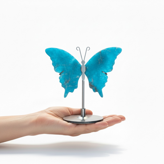 Apatit Schmetterling mit Ständer – Edelstein Deko Figur 10x14 cm – handgefertigt & poliert – Naturstein aus Madagaskar – inkl. Geschenkbox
