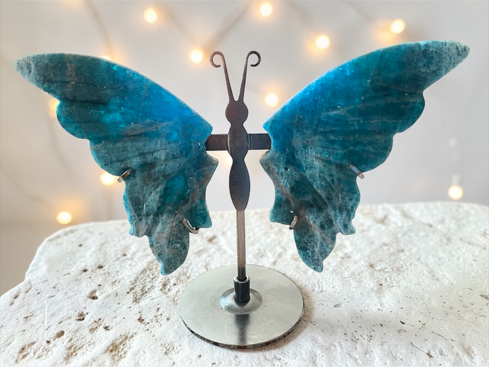 Apatit Schmetterling mit Ständer – Edelstein Deko Figur 10x14 cm – handgefertigt & poliert – Naturstein aus Madagaskar – inkl. Geschenkbox