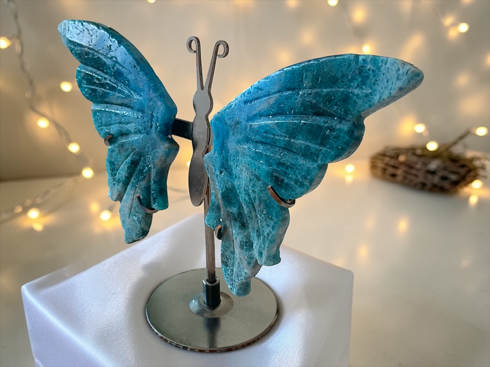 Apatit Schmetterling mit Ständer – Edelstein Deko Figur 10x14 cm – handgefertigt & poliert – Naturstein aus Madagaskar – inkl. Geschenkbox