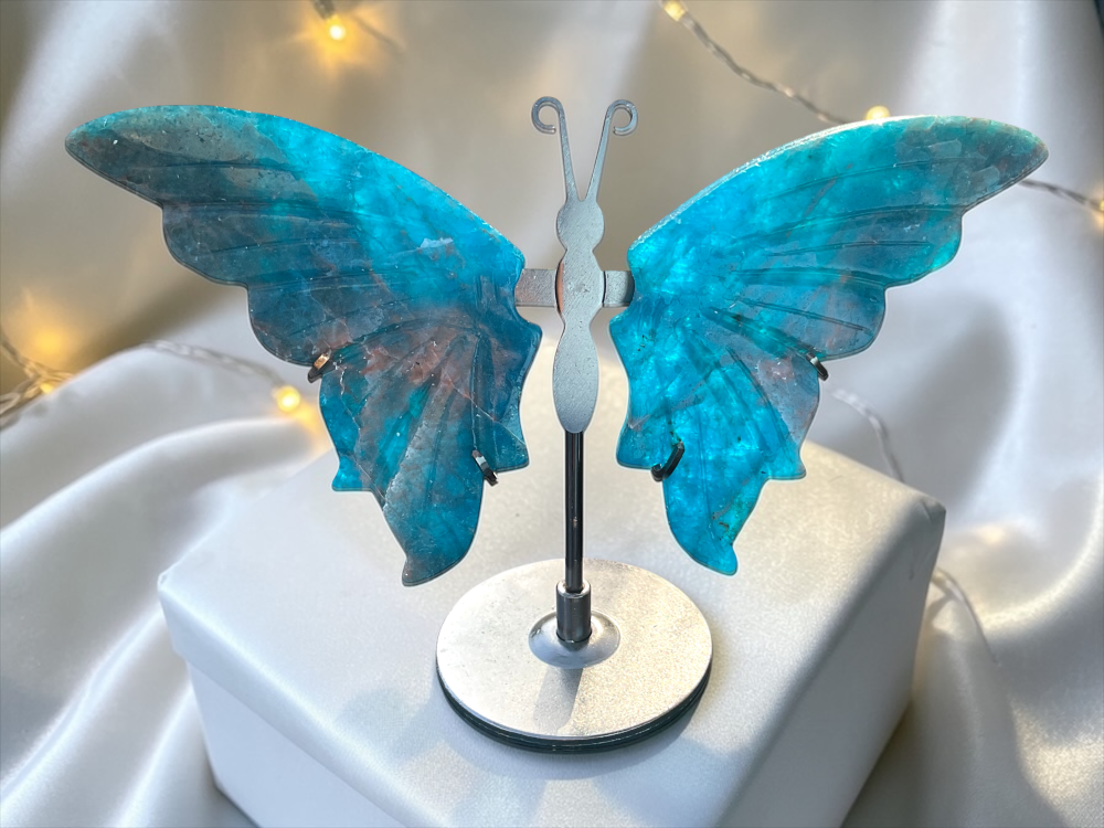 Apatit Schmetterling mit Ständer – Edelstein Deko Figur 10x14 cm – handgefertigt & poliert – Naturstein aus Madagaskar – inkl. Geschenkbox