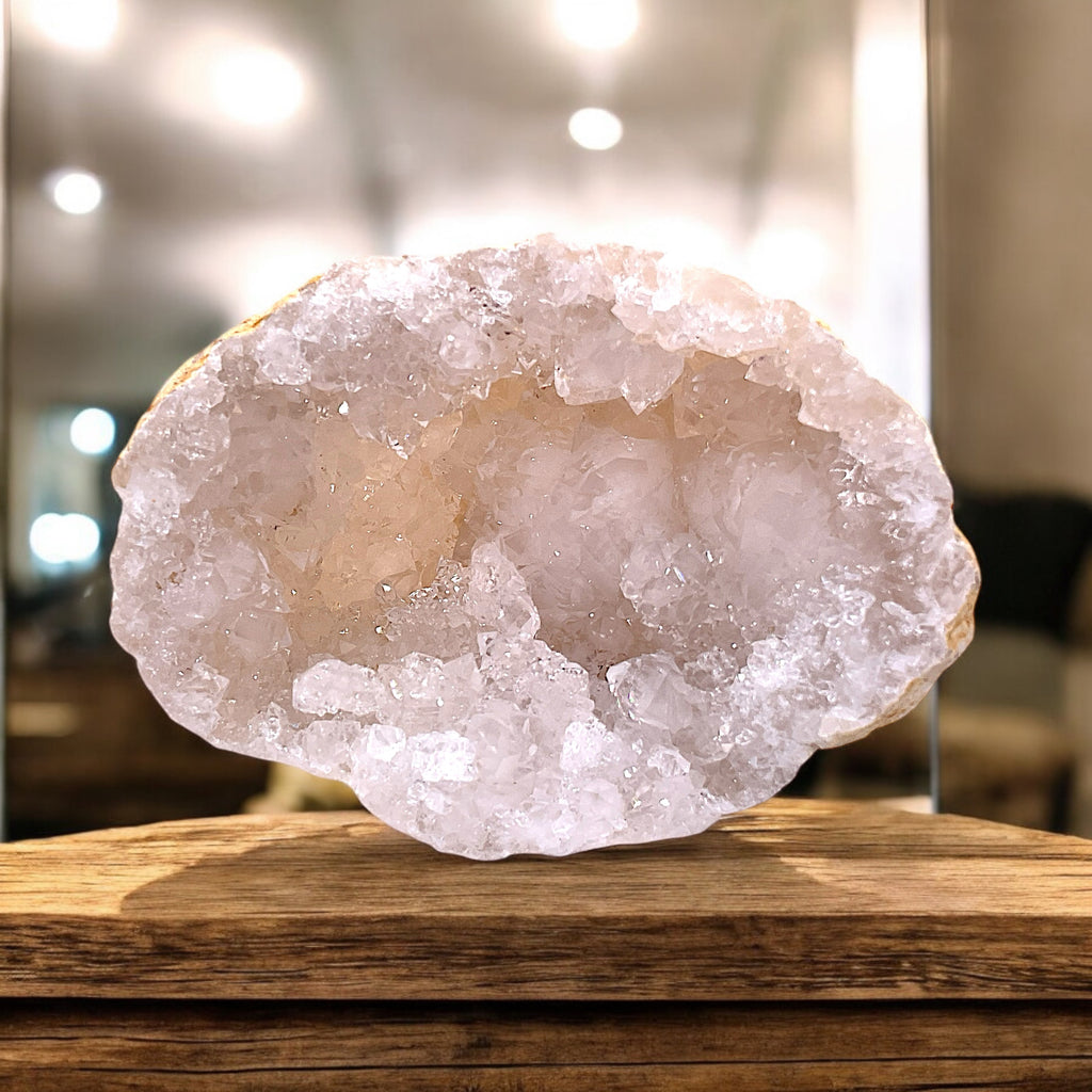 Kristall Geode | Quarzgeode | offen | incl. Acrylständer | Glücksgeode | herrliche Kristalle I 60-70mm I Geodenhälfte