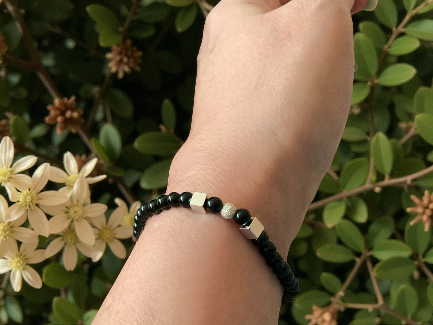 Edelstein Perlenarmband aus schwarzem Turmalin 925 Silberperlen - Hochwertige Heilsteine in 4 oder 6 mm  - handgefertigt - in Geschenkbox - Schutz gegen negative Energien