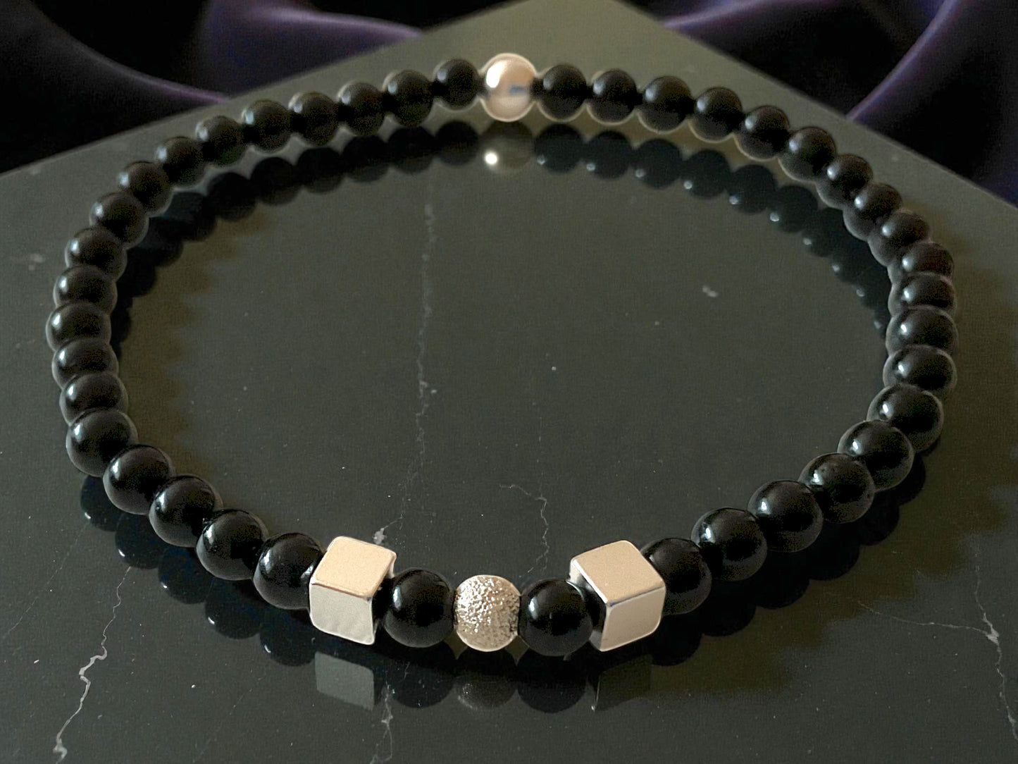 Edelstein Perlenarmband aus schwarzem Turmalin 925 Silberperlen - Hochwertige Heilsteine in 4 oder 6 mm  - handgefertigt - in Geschenkbox - Schutz gegen negative Energien