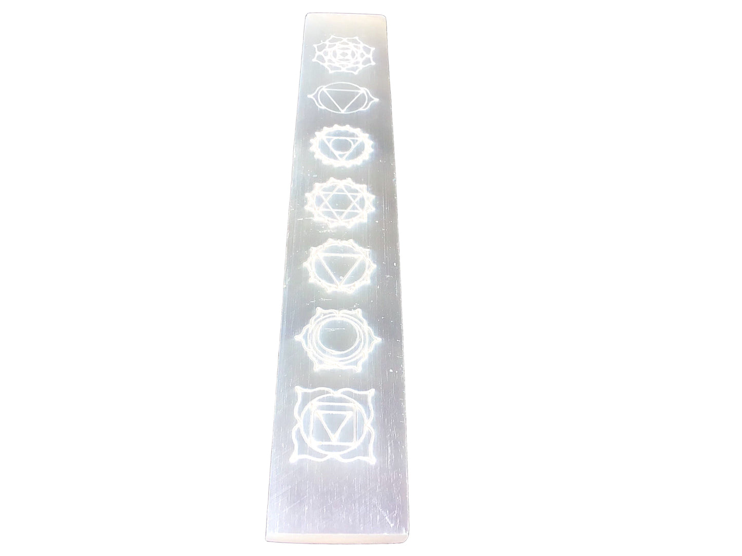 Steinfixx® Echte Selenit Ladeplatte | Lineal mit schönen gravierten Chakra Symbolen | 20 cm | Ideal zum Aufladen Ihrer Edelsteine | Dekoration | incl. Acrylständer