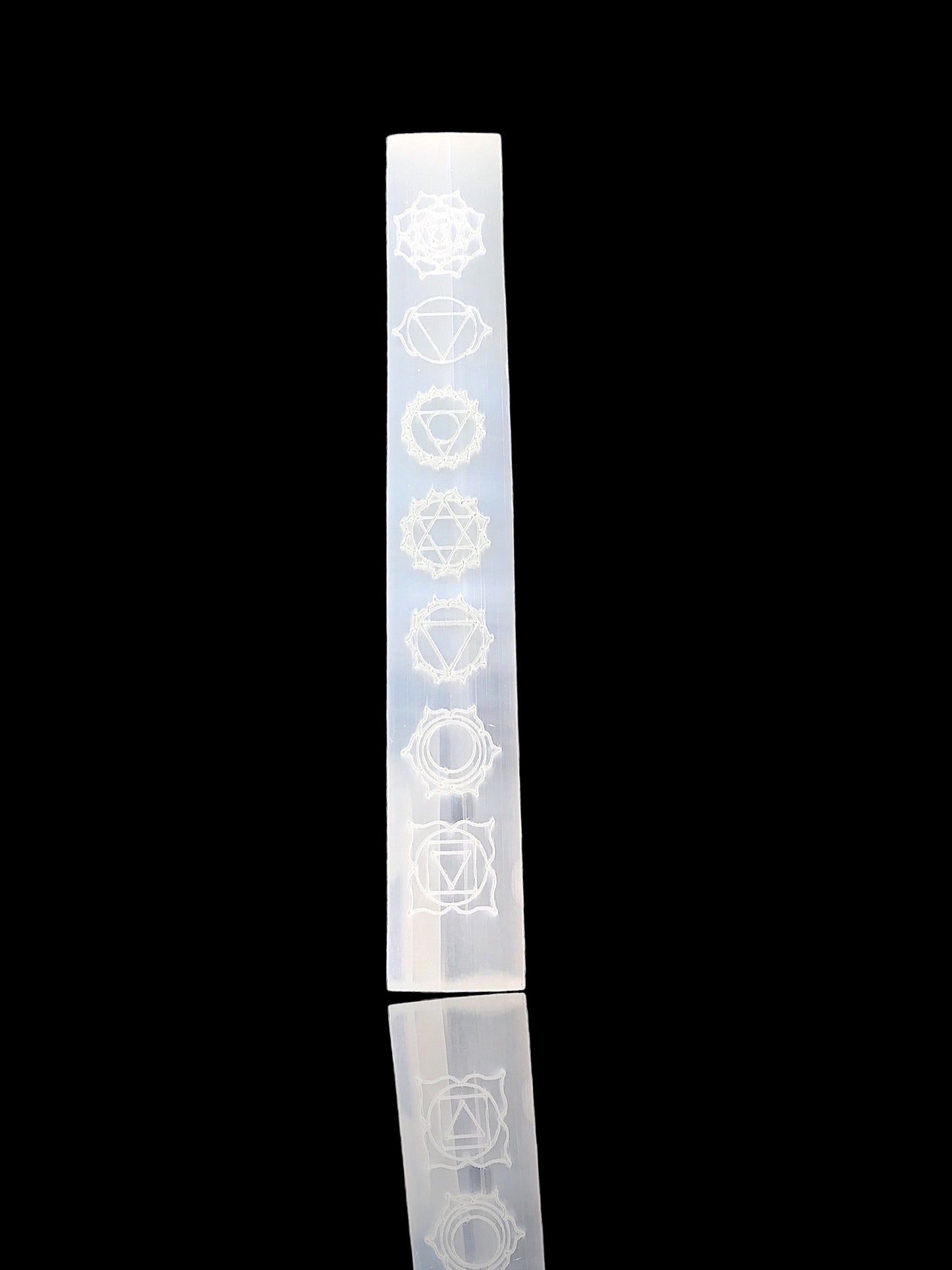Steinfixx® Echte Selenit Ladeplatte | Lineal mit schönen gravierten Chakra Symbolen | 20 cm | Ideal zum Aufladen Ihrer Edelsteine | Dekoration | incl. Acrylständer