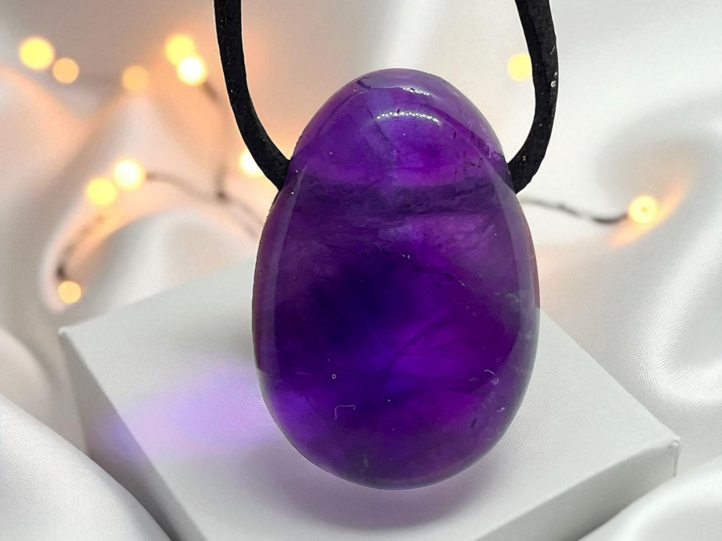 Edelstein Anhänger aus echtem Amethyst | Tropfenanhänger | starker Heilstein | mit 80 cm Wildlederband I Brasilien