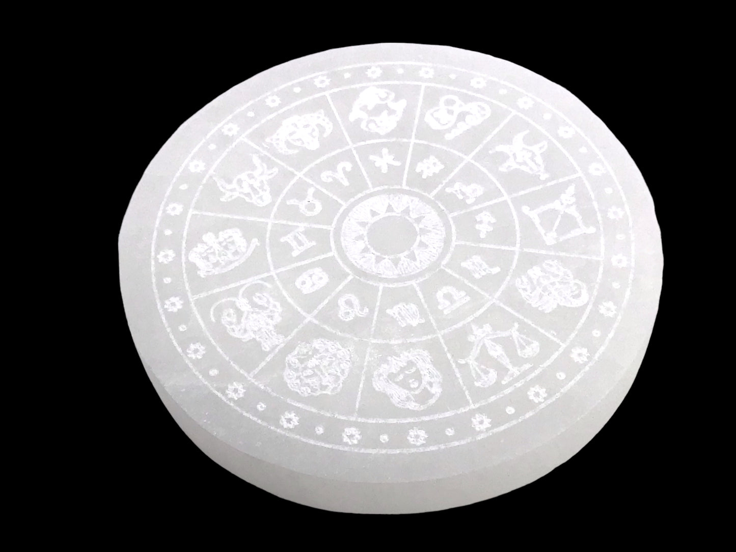 Selenit Ladeplatte mit Sternzeichen Gravur "Astrologie" Ø 10,5 cm - 220 Gramm- mit kleinem Acrylständer