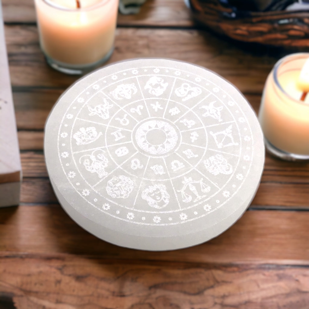 Selenit Ladeplatte mit Sternzeichen Gravur "Astrologie" Ø 10,5 cm - 220 Gramm- mit kleinem Acrylständer