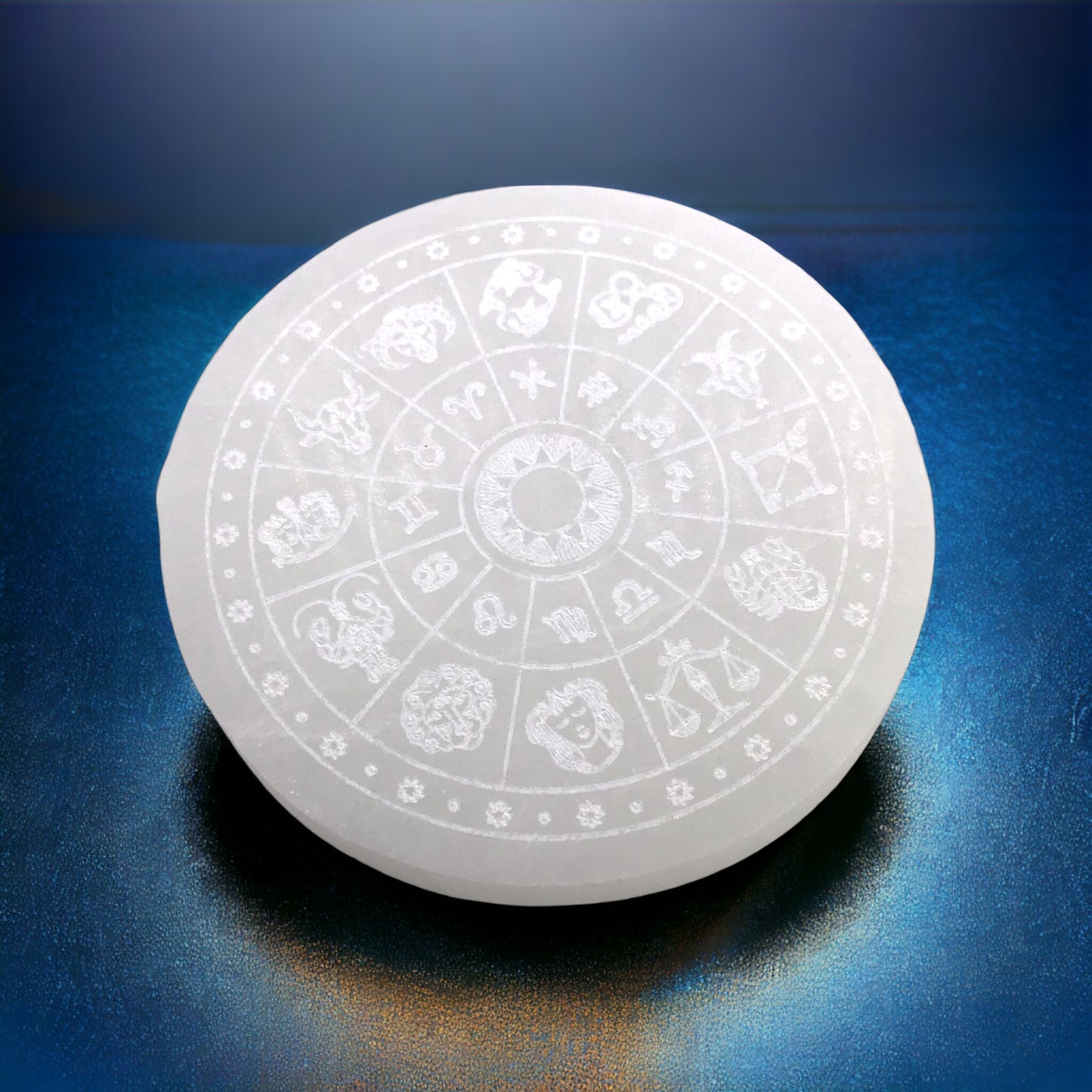 Selenit Ladeplatte mit Sternzeichen Gravur "Astrologie" Ø 10,5 cm - 220 Gramm- mit kleinem Acrylständer