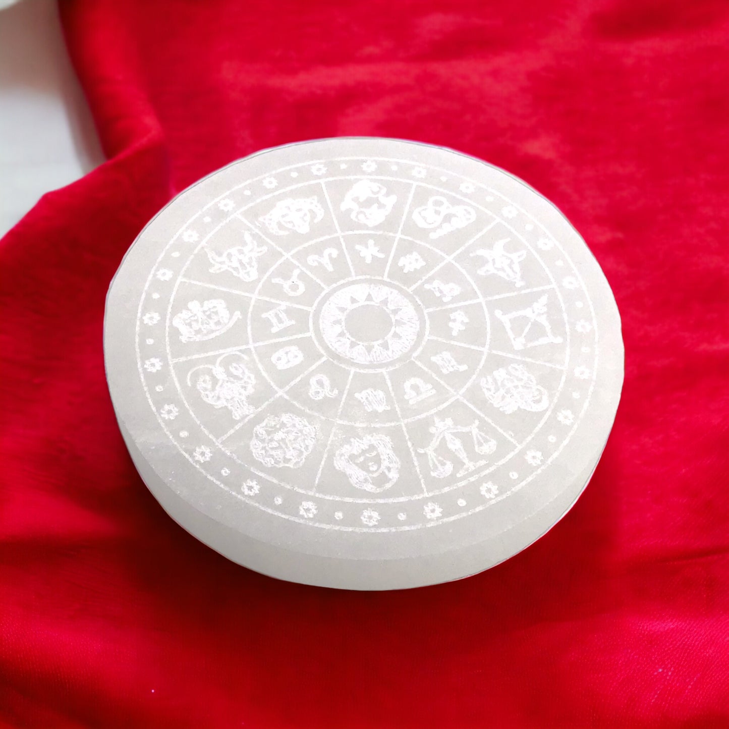 Selenit Ladeplatte mit Sternzeichen Gravur "Astrologie" Ø 10,5 cm - 220 Gramm- mit kleinem Acrylständer