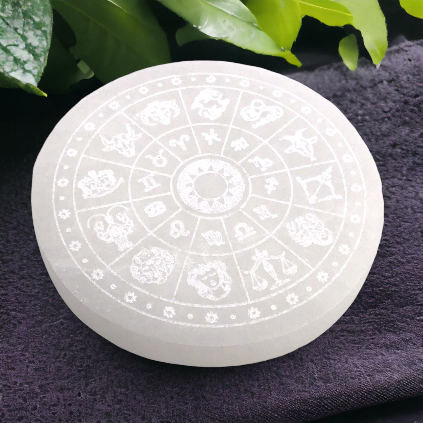 Selenit Ladeplatte mit Sternzeichen Gravur "Astrologie" Ø 10,5 cm - 220 Gramm- mit kleinem Acrylständer