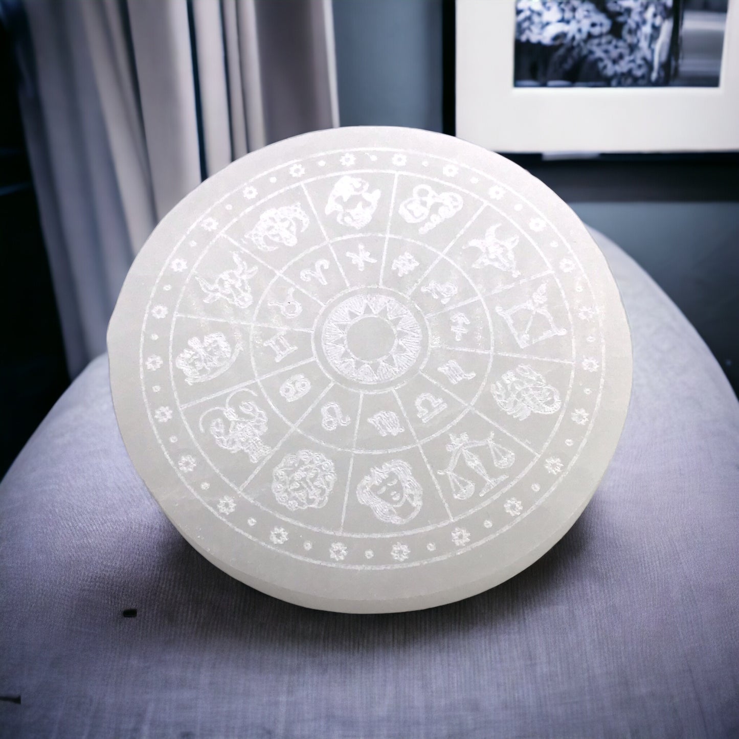Selenit Ladeplatte mit Sternzeichen Gravur "Astrologie" Ø 10,5 cm - 220 Gramm- mit kleinem Acrylständer