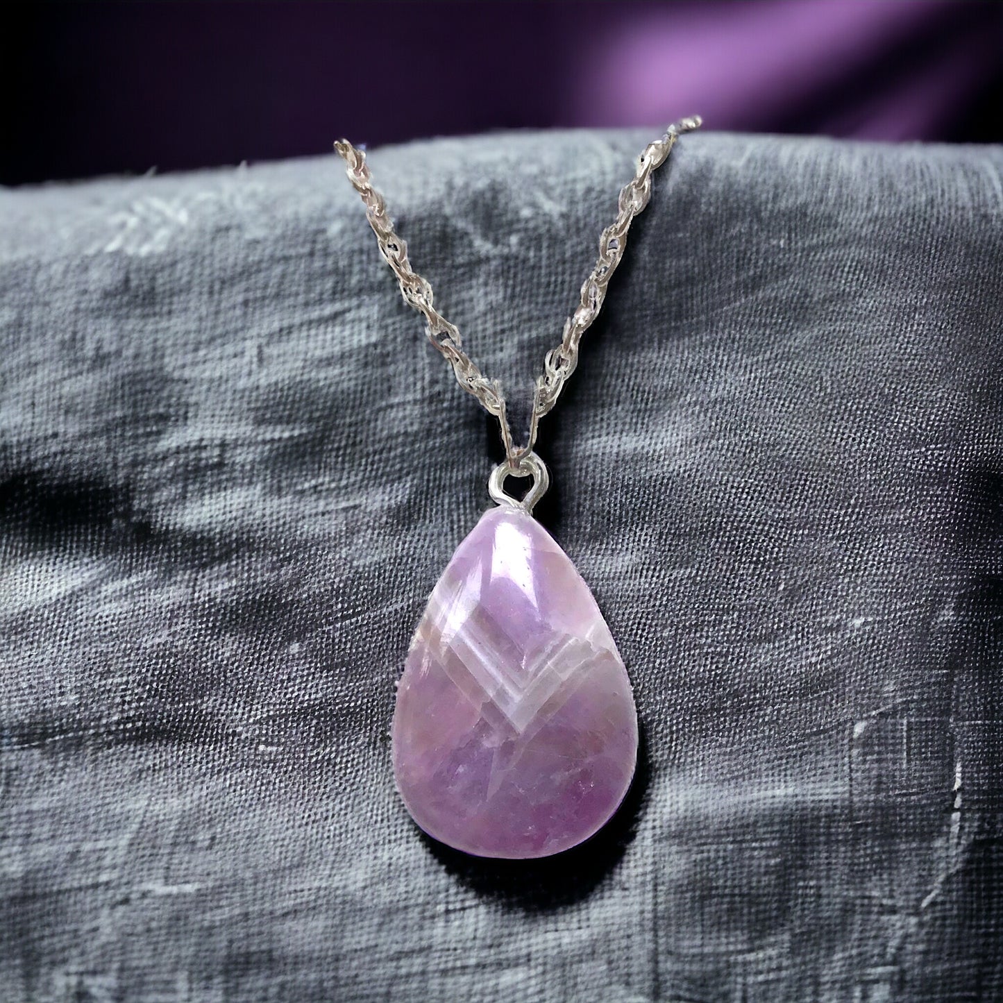 Amethyst Kette "Energietropfen"  - echter Amethyst Edelstein Anhänger in Tropfenform mit dezenter versilberter Edelstahlkette