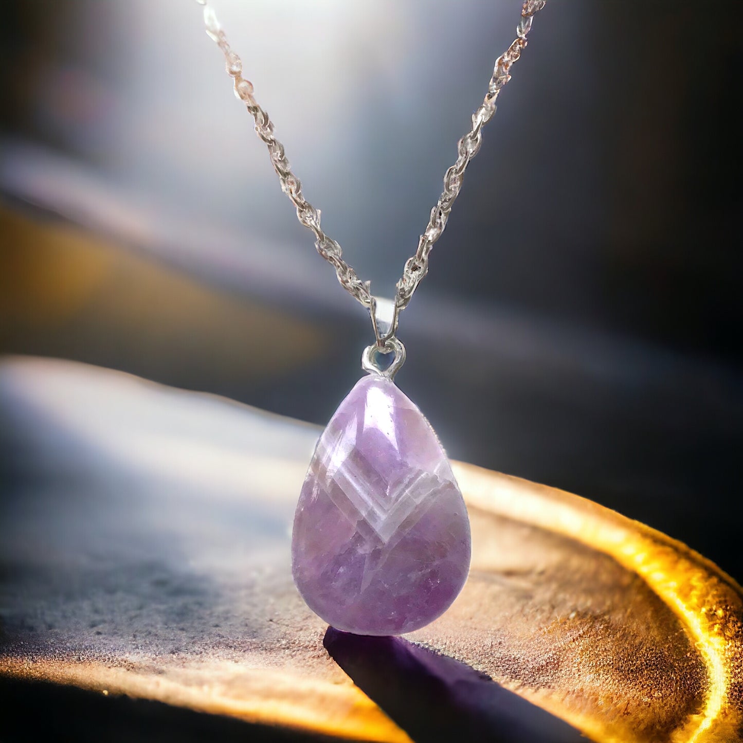 Amethyst Kette "Energietropfen"  - echter Amethyst Edelstein Anhänger in Tropfenform mit dezenter versilberter Edelstahlkette