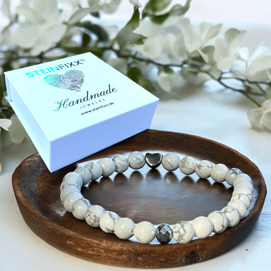 Handgefertigtes Magnesit Perlenarmband  - Hochwertiges Edelsteinarmband mit facettierter Kristallperle und Edelstahlherzchen - in Geschenkbox - Diät und Entschlackung
