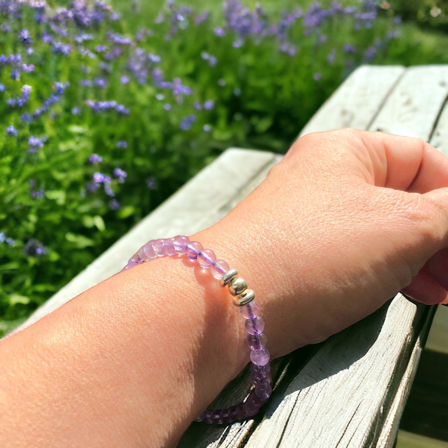 Elegantes Perlenarmband aus Amethyst - Hochwertiges Edelsteinarmband mit 925 Silberperlen und entzückendem Herzchen - handgefertigt - in Geschenkbox - Reinigung und Kraft
