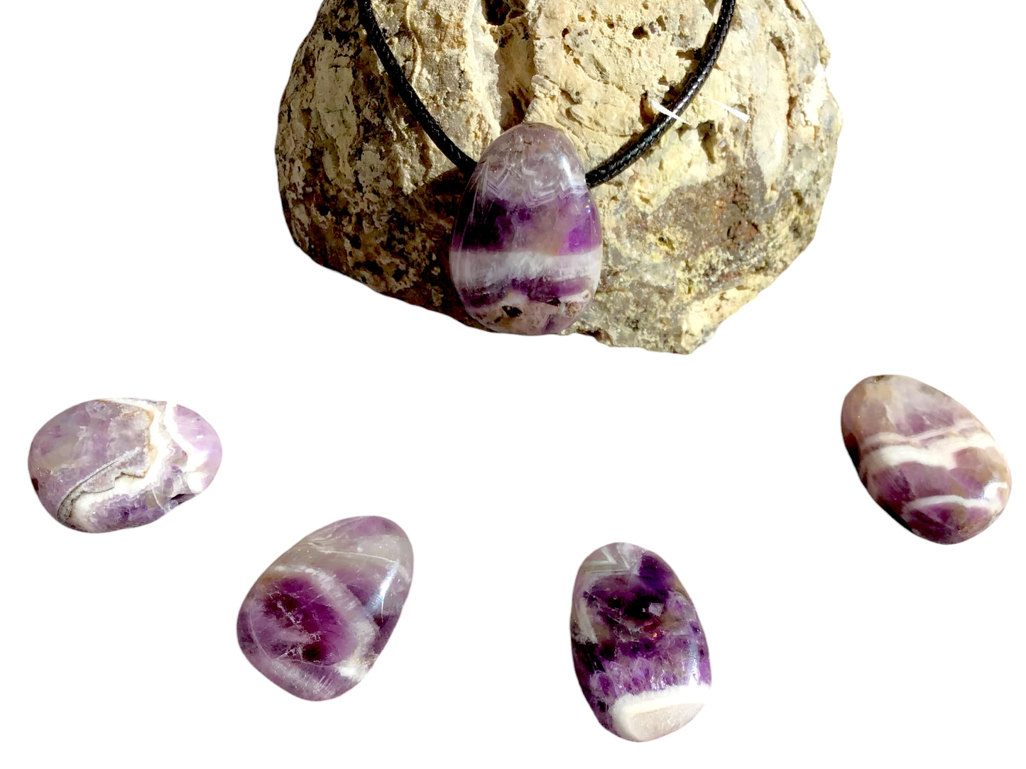 Steinfixx® - Edelstein Anhänger aus echtem Chevron-Amethyst | Tropfenanhänger | farbintensiv | mit 80 cm Wildlederband