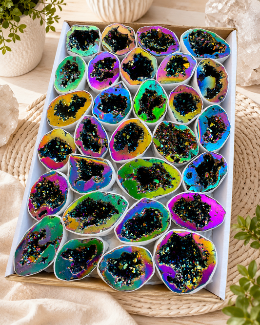 Verkaufsflat ca. 29 Titanium Aura Quarzgeoden „Rainbow“ aus Brasilien – AAA-Qualität – irisierende Regenbogen-Geoden – Dekoration & Geschenkidee