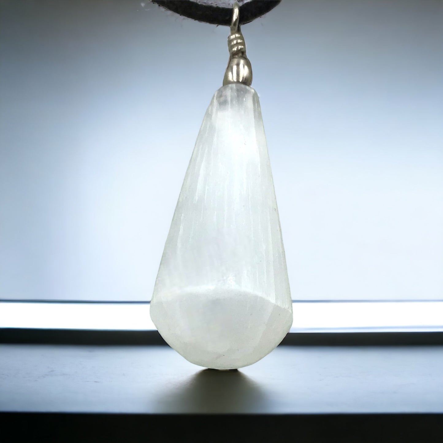 Steinfixx®  Selenit Tropfen Anhänger in bauchiger Form | ca 45x15x8 mm | Top Qualität | Ihren Lichtbringer immer dabei