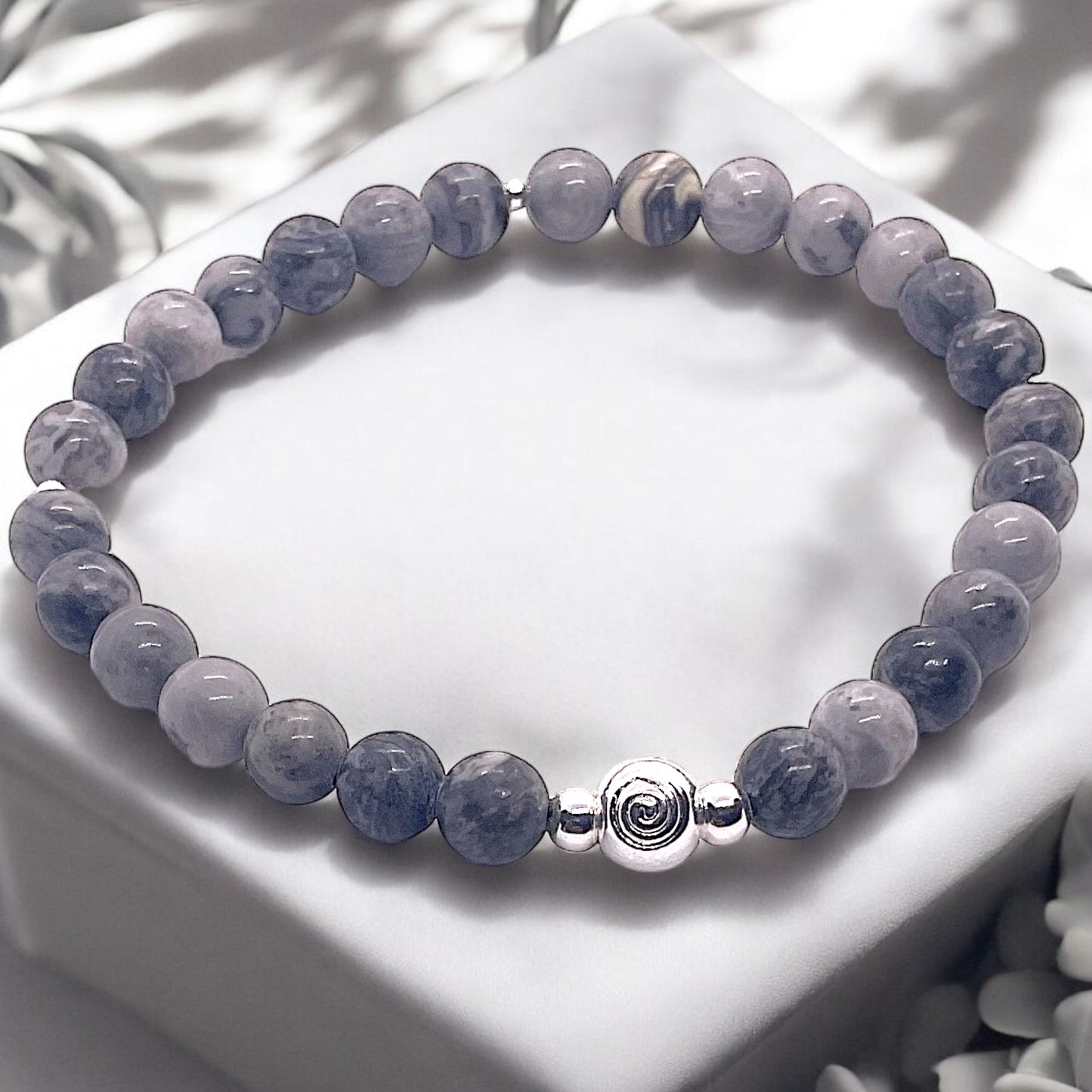 Edelstein Perlenarmband aus grauem Picasso Jaspis - Hochwertige Heilsteine mit 925 Silberperlen oder Herzchen - handgefertigt - in Geschenkbox - Kreativität und Entschlossenheit