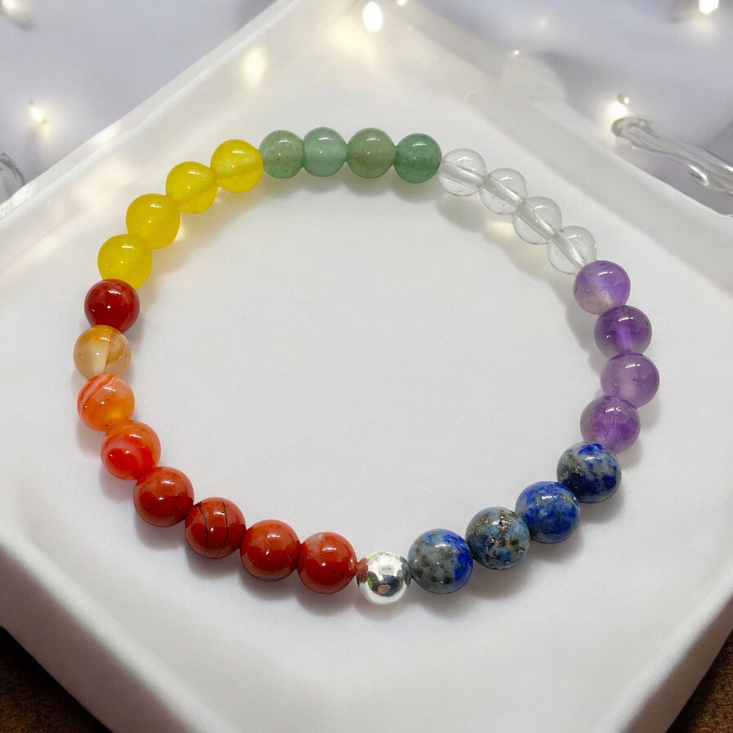 Perlenarmband Chakra 6 mm mit 925 Silberperle - Handmade - inclusive edler Geschenkbox - 7 Chakren aus echten Mineralien