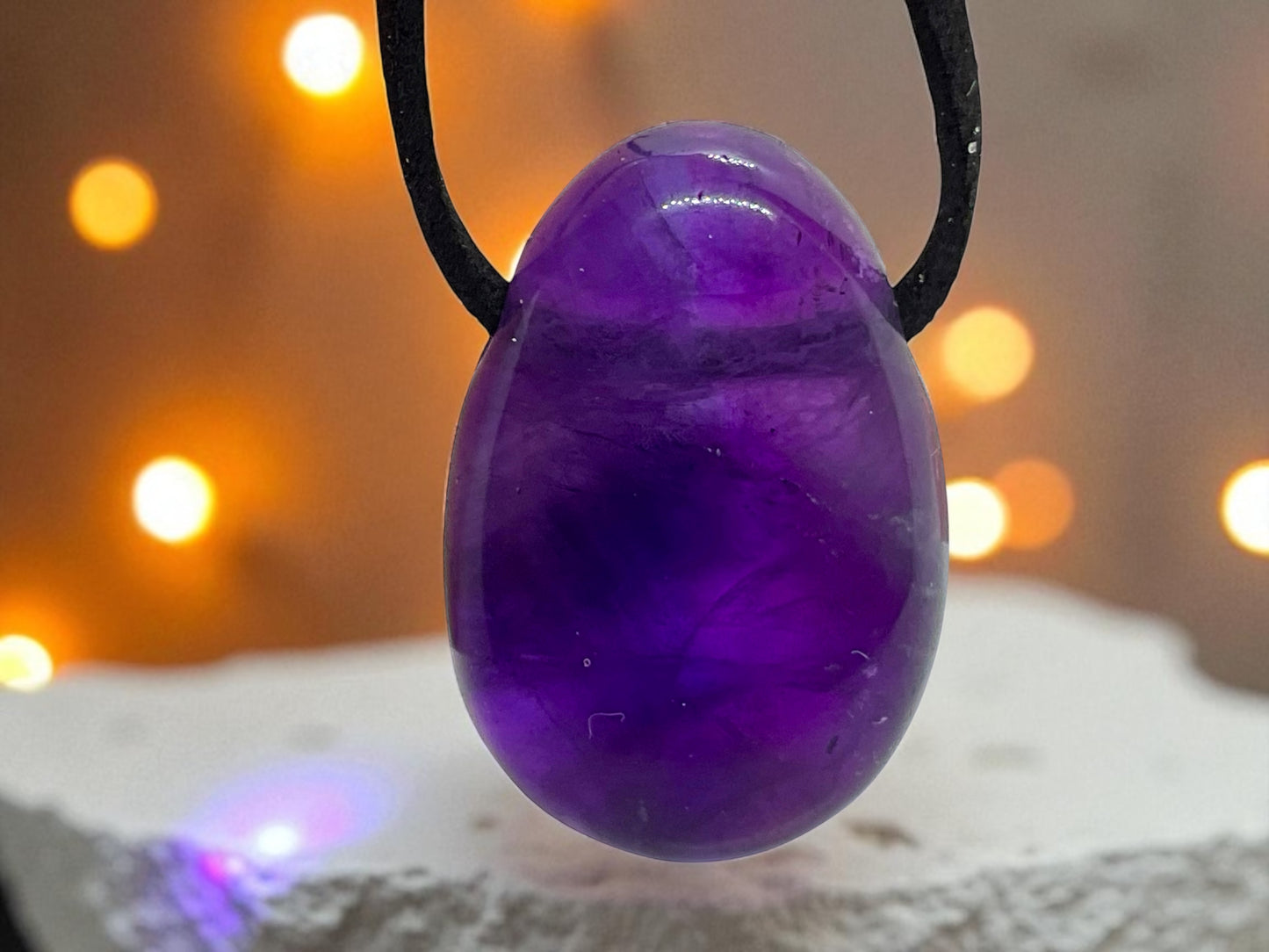 Edelstein Anhänger aus echtem Amethyst | Tropfenanhänger | starker Heilstein | mit 80 cm Wildlederband I Brasilien