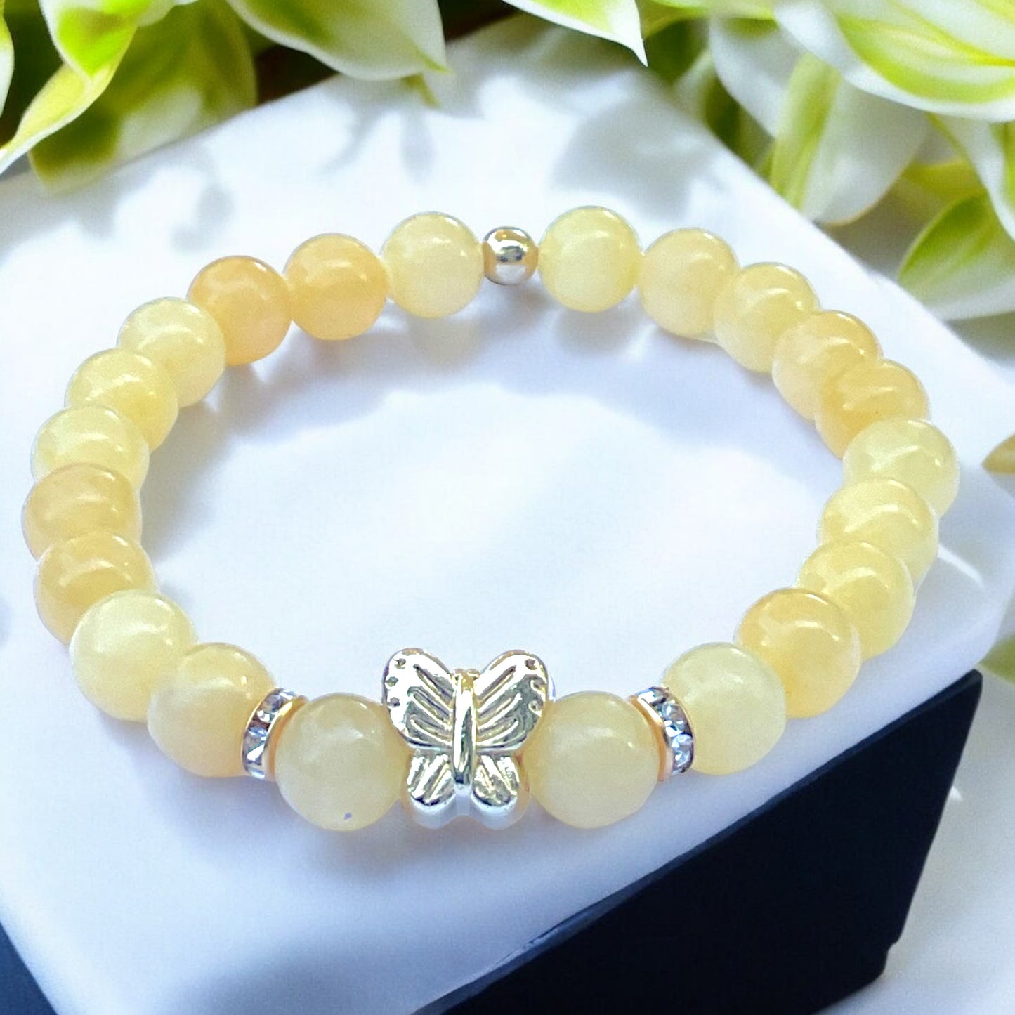 Gelbe Jade Perlenarmband - Hochwertiges Edelsteinarmband mit vergoldeter Perle und entzückendem Herzchen oder Schmetterling - handgefertigt - in Geschenkbox - Glück und Freude
