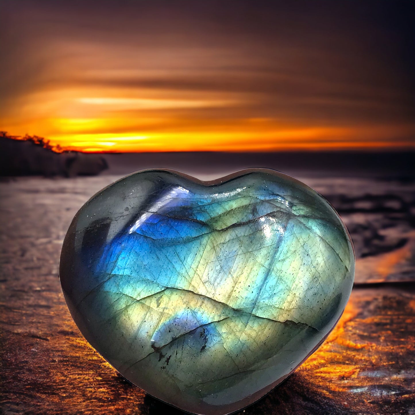 Labradorit Edelstein Herz I 42x40x13mm I ca. 28gr. I Seelenwärmer I Wohlfühlstein I Glücksstein I Chakra-Stein I Taschenstein I Massagestein I Madagaskar