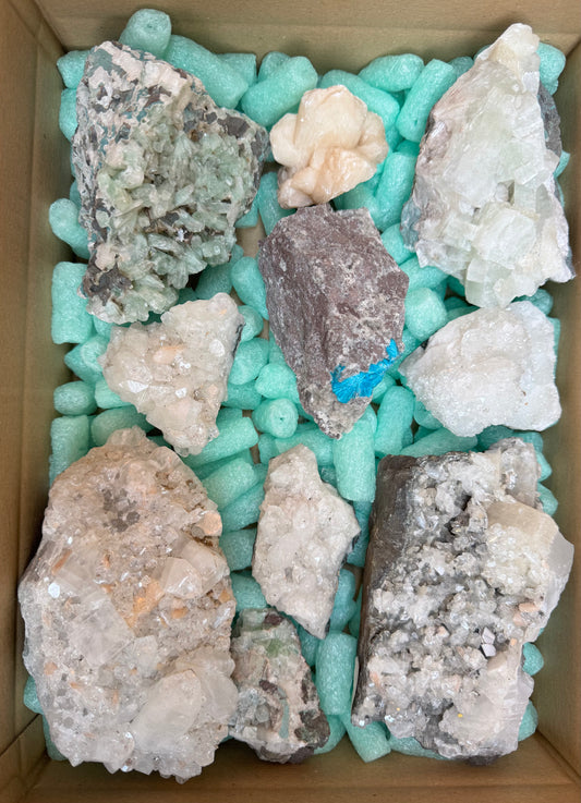 Kristalle Apophyllit, Stilbit usw. in verschiedenen Größen aus Indien B-WARE 4,05 kg -SALE- Konvolut Nr.: 1226