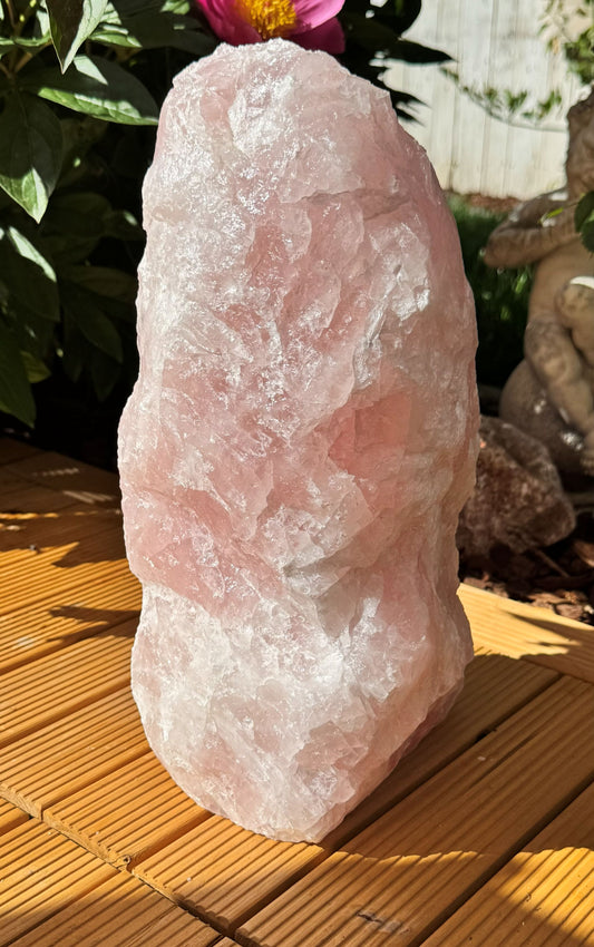 XL Rosenquarz Rohstein Tower „Masterpiece“ – 14,9 kg Unikat aus Brasilien in AAA-Qualität – 34 cm hoher Naturstein mit sanfter Ausstrahlung – Exklusiver Blickfang für Garten & Wohnraum
