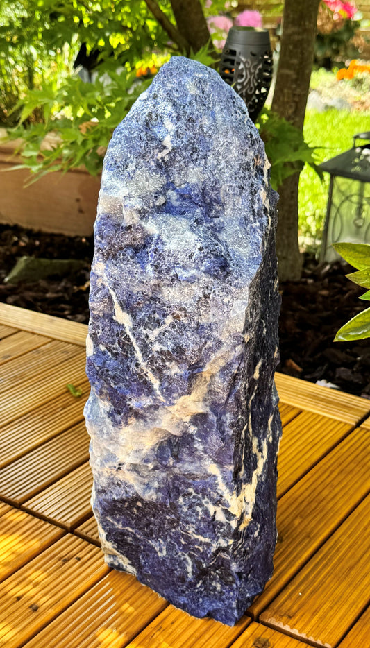 XL Sodalith Tower „Masterpiece“ – 10,9 kg Unikat aus Brasilien in AAA-Qualität – 38 cm hoher Naturstein mit tiefblauer Maserung – Exklusiver Blickfang für Wohnraum, Praxis & Garten