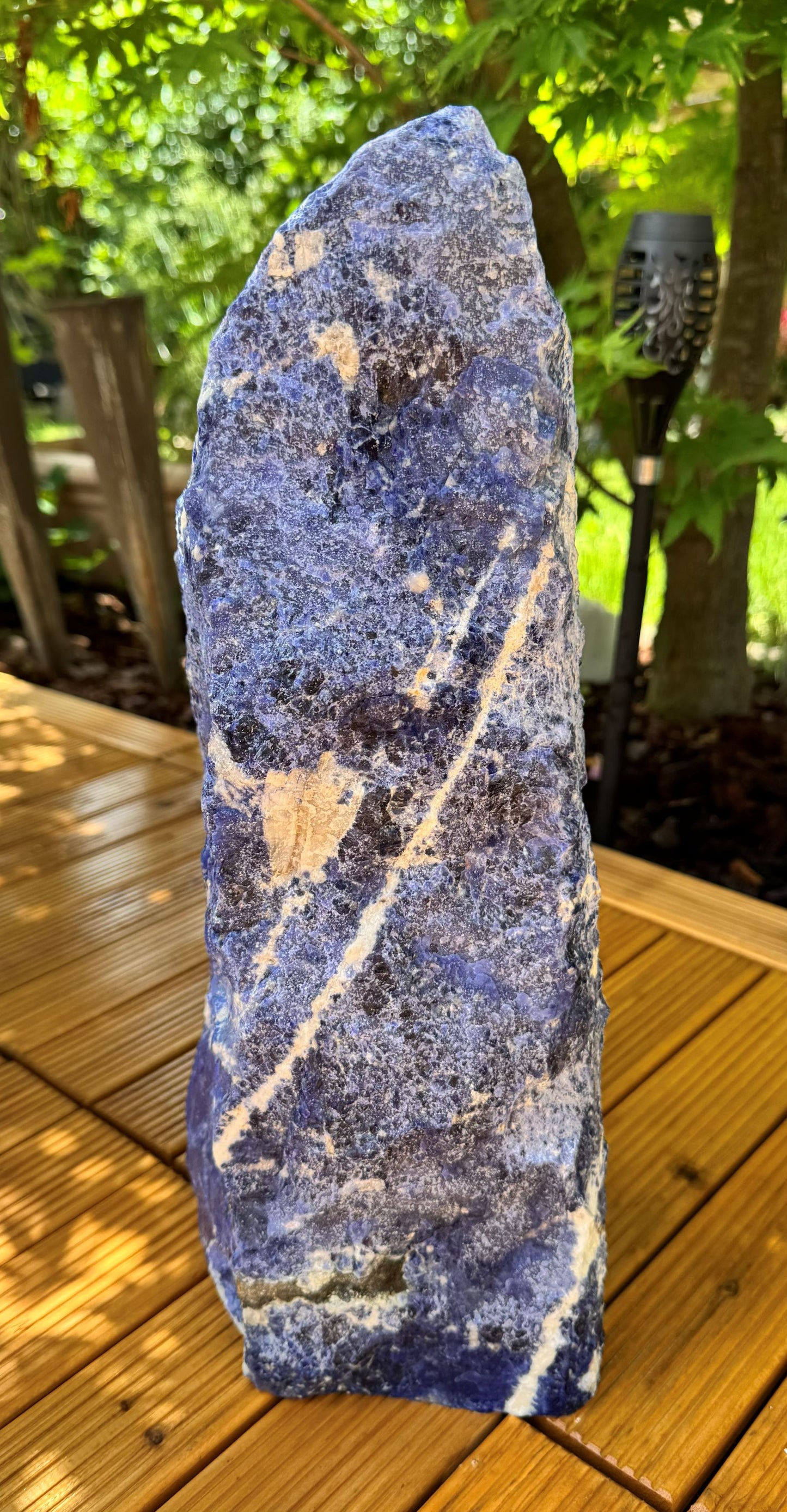 XL Sodalith Tower „Masterpiece“ – 10,9 kg Unikat aus Brasilien in AAA-Qualität – 38 cm hoher Naturstein mit tiefblauer Maserung – Exklusiver Blickfang für Wohnraum, Praxis & Garten