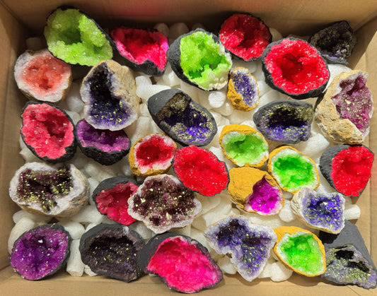 Geodenhälften gefärbt aus Marokko – 30 Stück (ca. 2,6 kg) – verschiedene Farben – 4–7 cm – Unikat Nr. 1236 – SALE