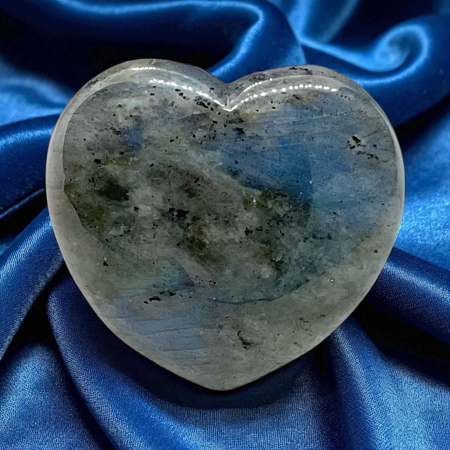 Labradorit Edelstein Herz I 42x40x13mm I ca. 28gr. I Seelenwärmer I Wohlfühlstein I Glücksstein I Chakra-Stein I Taschenstein I Massagestein I Madagaskar