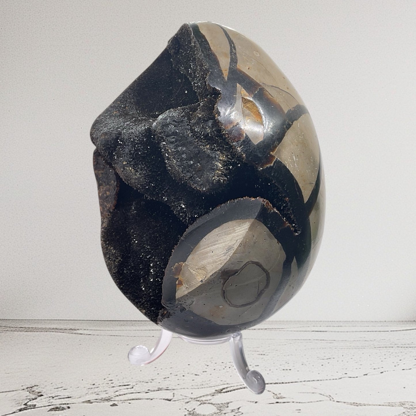 Mystisches Septarien Drachenei | Kristalldruse | Freeform | Unikat-Masterpiece 1632 | 12x8x8 cm | 883 Gramm | mit Quarzkristall | inclusive Acrylständer