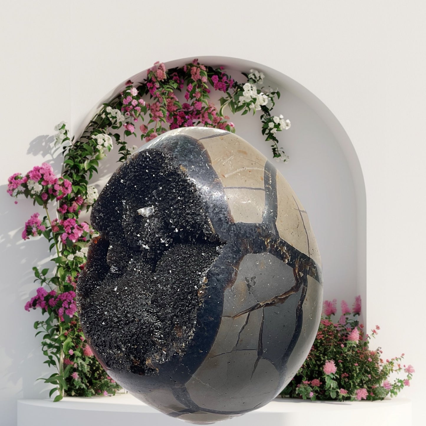 Mystisches Septarien Drachenei | Kristalldruse | Freeform | Unikat-Masterpiece 1542 | 10x8x8 cm | 770 Gramm | mit Quarzkristall | inclusive Acrylständer