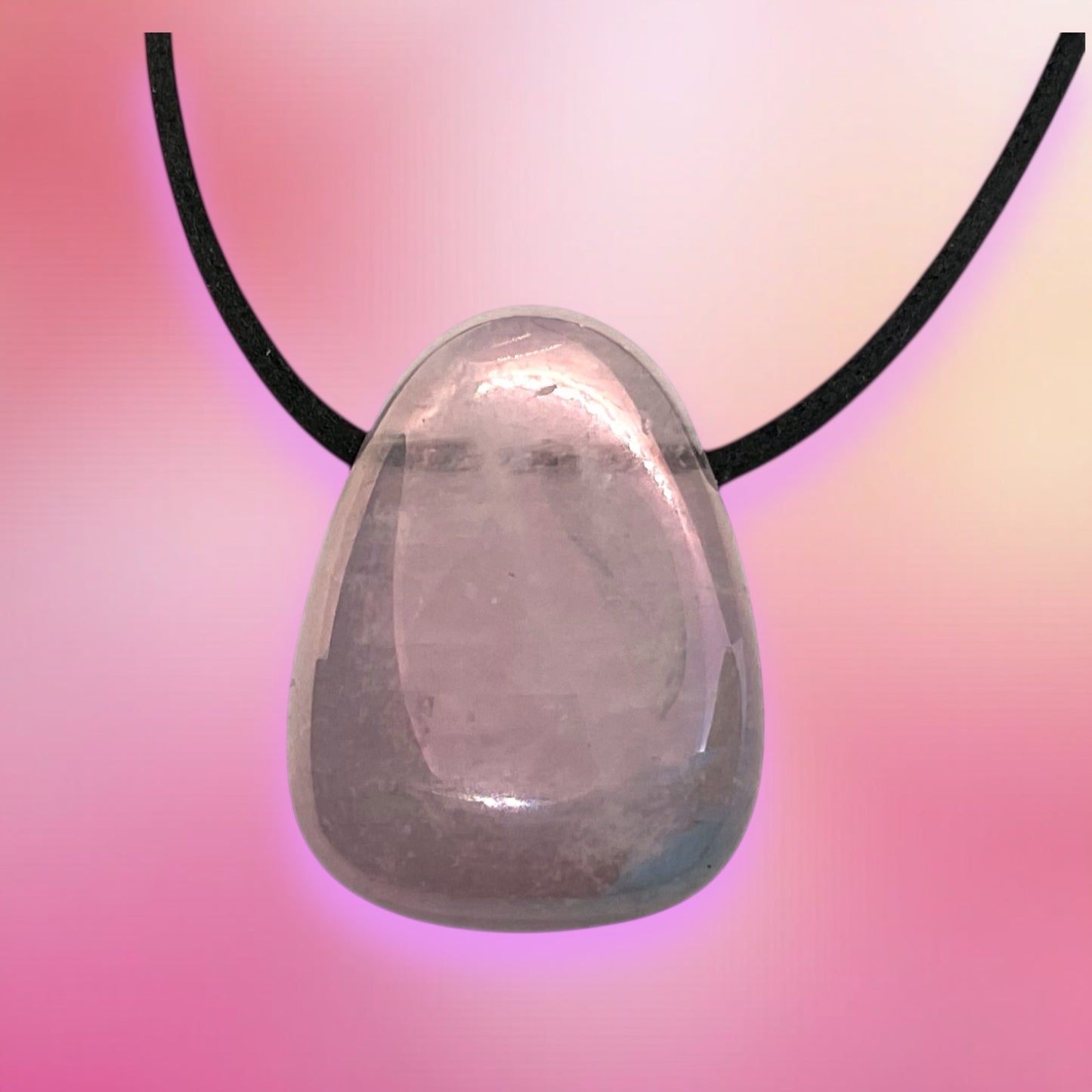 Edelstein Anhänger aus echtem Angel Aura Rosenquarz | Tropfenanhänger | Stein der Liebe | Aura Veredelung I mit 80 cm Wildlederband und Geschenkbox I Brasilien