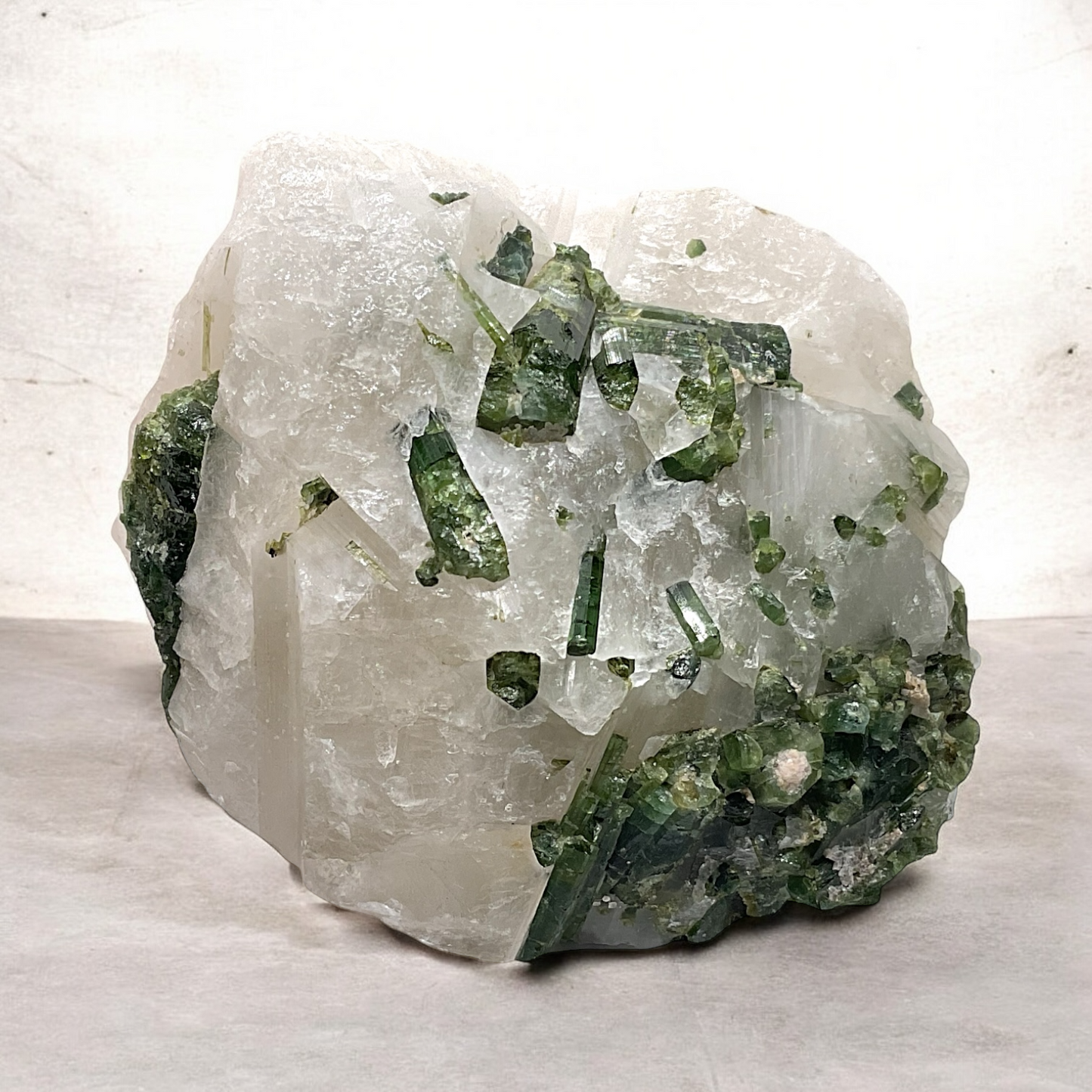 Turmalin grün Kristall I Edelstein I 532gr. I 10x9x7cm I Sammlerstück I Unikat-Masterpiece Nr. 1666 I Brasilien (Minas Gerais)