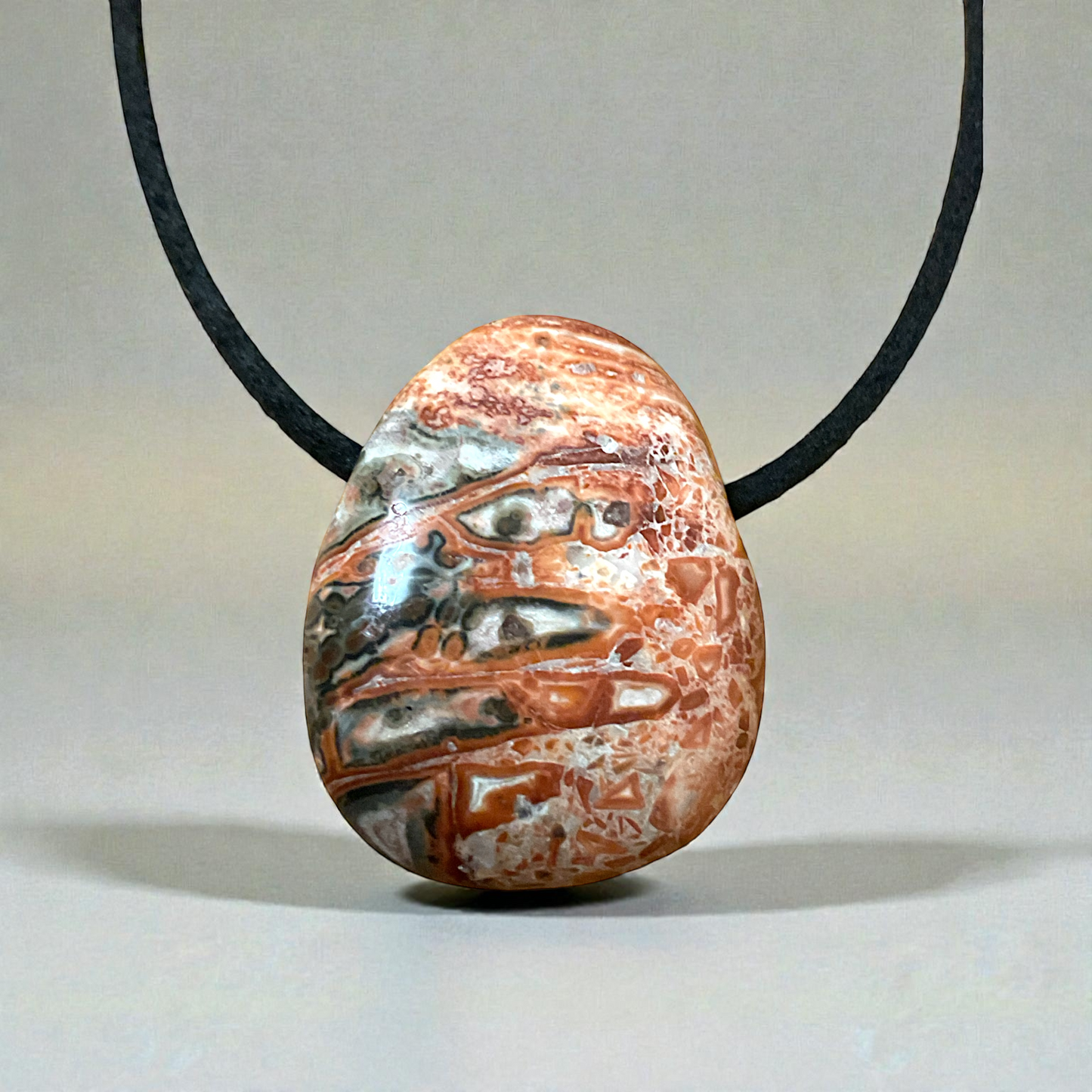 Edelstein Anhänger aus echtem Leopardenjaspis I Tropfenanhänger I starker Schutzstein I mit 80 cm Wildlederband I Brasilien