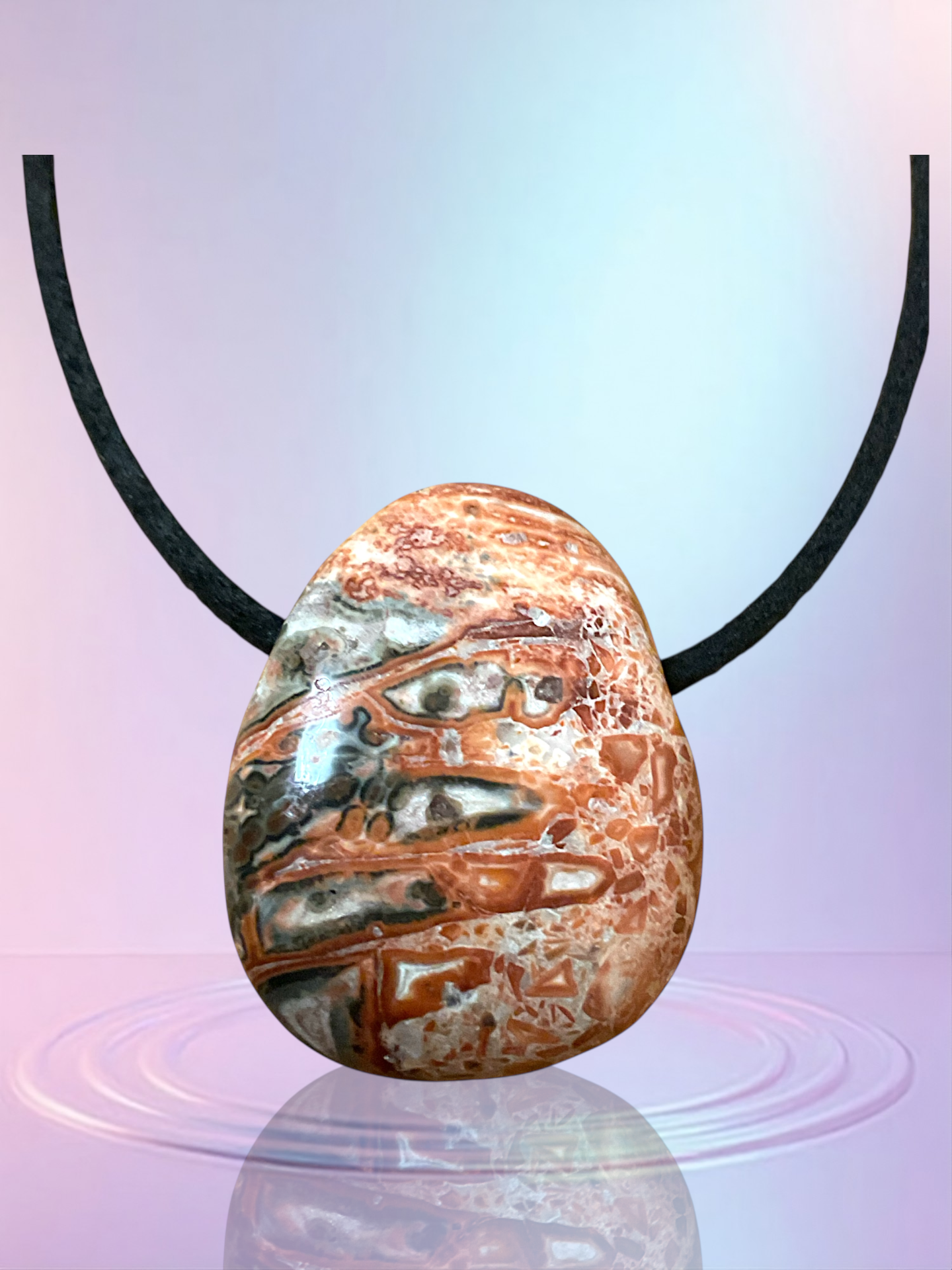 Edelstein Anhänger aus echtem Leopardenjaspis I Tropfenanhänger I starker Schutzstein I mit 80 cm Wildlederband I Brasilien